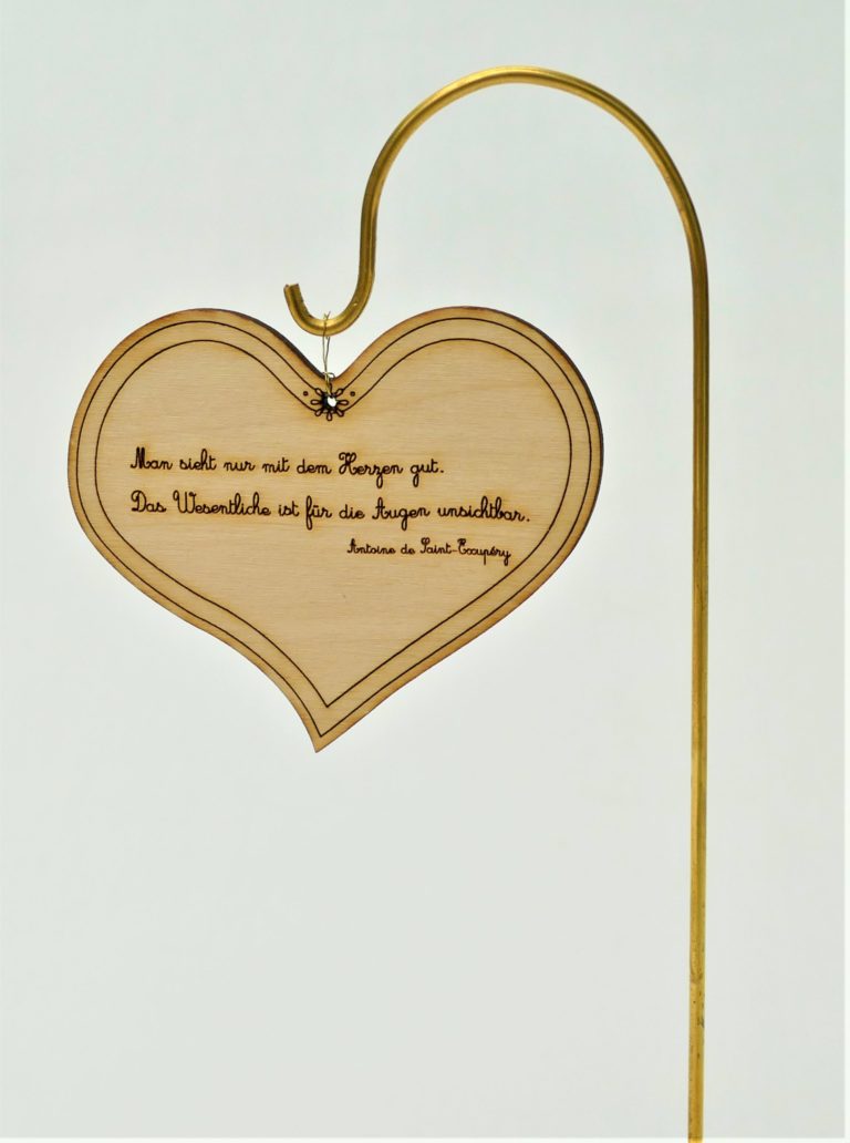 Herzanhänger mit Schäferstab für individuelle Liebesbotschaften aus Holz